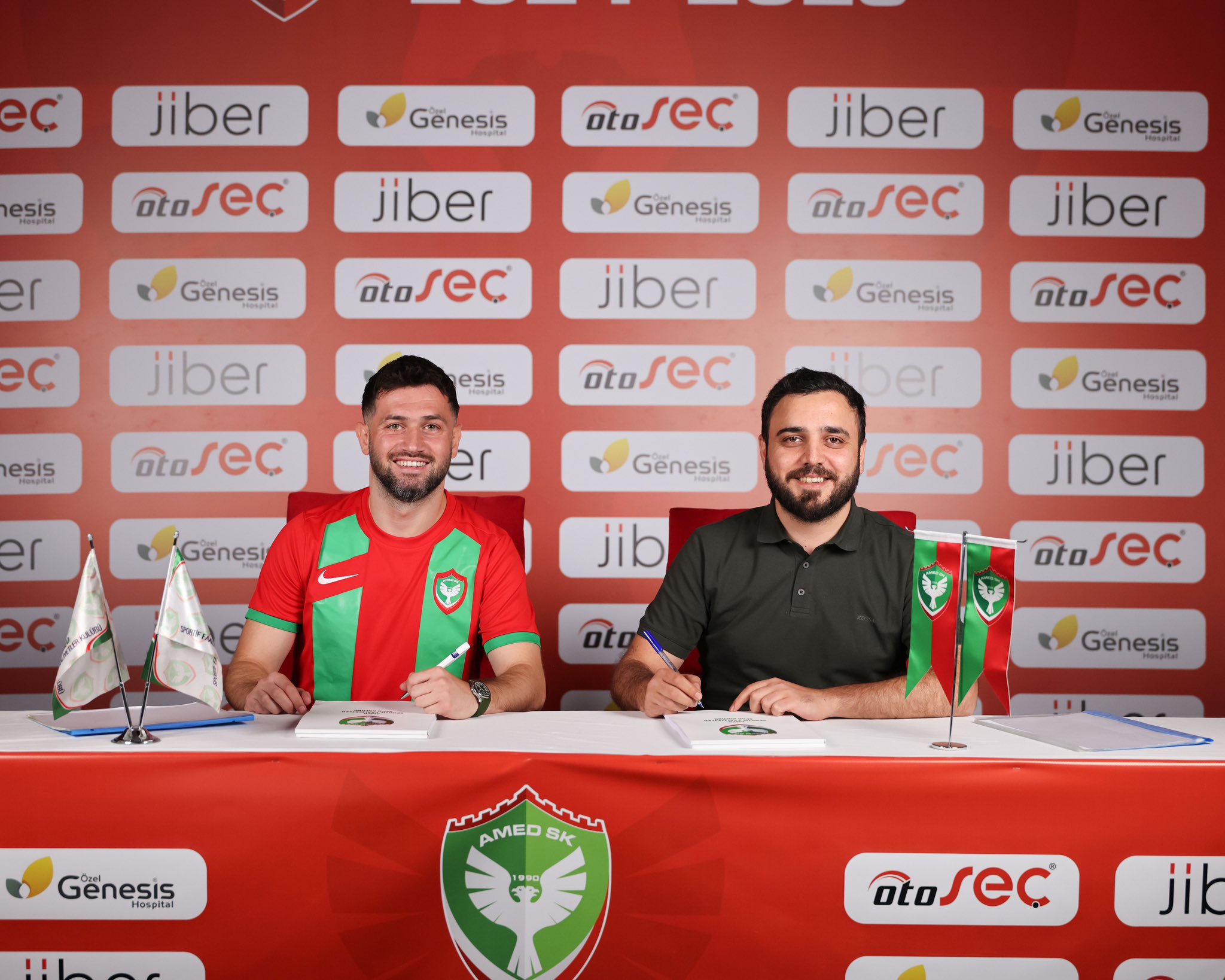 Trendzol 1.Lig’in yeni ve idalı ekibi Amedspor, Başarılı Teknik Direktör Ersun Yanal yönetiminde yeni sezon çalışmalarına hiz kesmeden devam ediyor. Adama Traoré, Bruno Lourenço ve Britt Assombalonga gibi tecrübeli isimleri kadrosuna katan yeşil-kırmızılılar bir ismi daha renklerine bağladı. Ömer Bayram‘ı transfer etti Geride kalan sezon´da 2´ci Lig’i liderlikle bitirerek tarihinde ilk defa 1.Lig’de mücadele edecek olan Amed Ekibi Amedspor, Süper Lig’de Kayserispor, Akhisarspor ve Galatasaray formalarıyla mücadele eden en son 1 lig Ekibi Eyüpspor´da forma terleten Ömer Bayram’ı renklerine bağladığını kendi sosyal medya hesaplarında Transferi paylastı.