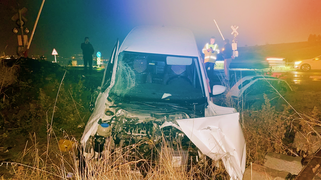 Diyarbakır’da bir yolcu treni, hemzemin geçitte otomobile çarptı.