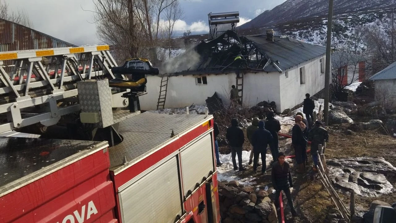 Bingöl’de Ev Yangını: Ev Sahibi Yaralandı